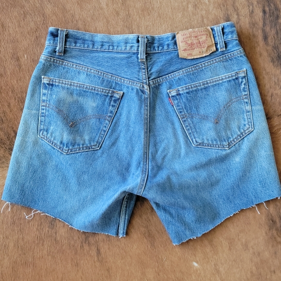 Levi's Cut-offs - Picture 3 of 4